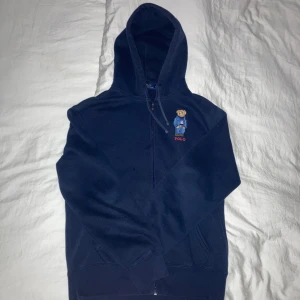 Ralph Lauren polo bear zip hoodie  - Säljer denna riktigt fina polo bear zip hoodie i marinblå färg,  storlek M, bra skick, Hör av er vid frågor!