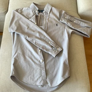 Ralph lauren skjorta  - Rikigt stilren Ralph lauren skjorta i en fin färg! Skjortan är så gott som ny och har inga defekter! Skick-9,8/10. Nypris-1600kr Mitt pris-499! Kom privat för flera frågor eller funderingar!🙌