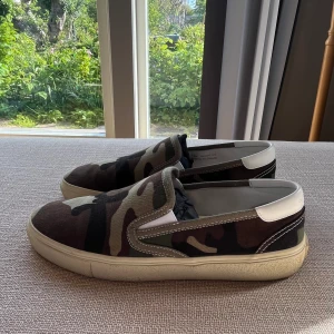 Saint Laurent skor - Tja, säljer nu dessa helt nya och snygga Saint Laurent Slip-ons som är perfekta inför sommaren! Modellen är väldigt eftertraktad och svår att få tag på | Storlek = 41.5 | Skick = 10/10, *helt nya* | Pris = 2799kr