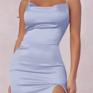 Satin klänning  - Oanvänd, helt ny 