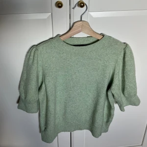Stickad kortärmad tröja - Jättegullig grön färg och materialet är jätteskönt på den här fina gröna stickade tröjan, den är från veromoda i storlek M 🤍