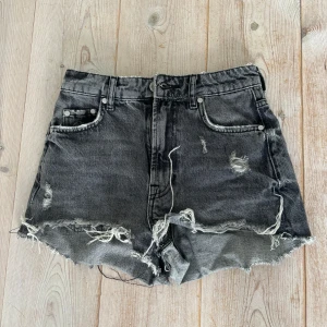 Jeansshorts zara - Säljer dessa snygga shorts från zara i strl 32 men passar större. Hör av er om ni har frågor💕