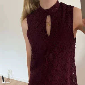 Blus - En vinröd o lite lila spetsblus från märket Stockh LM. Ej använd så i nyskick.