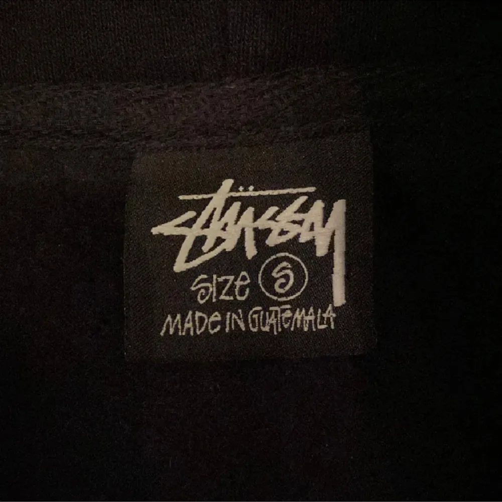 Tjena! Säljer denna snygga hoodien från stussy. Den är i bra skick då den köptes helt ny i butik. Nypris-220$. Den är i storlek S men sitter baggy så skulle passa M med😉. Om du undrar något så är det bara att kontakta!😀. Hoodies.