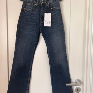 Helt nya ZARA jeans - HELT NYA! Lappen kvar!  Ankeljeans från ZARA. Mid Rise cropped  Strl. 34