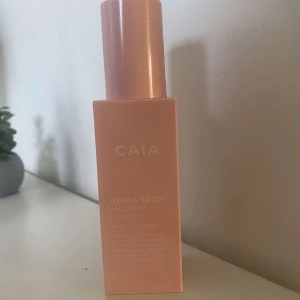Caia day cream  - Säljer en caia dag kräm. Ca 40% kvar. Luktar super gott. Locket är lite sprucket! Säljer den för 80kr! 