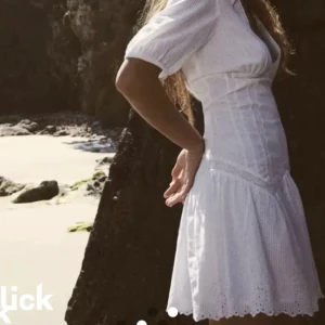 Vit zara sommar klänning - Säljer denna populär vita sommar klänningen från zara, då den inte kommer till användning. Passar perfekt till en varm dag, när man ska ut, eller om man vill vara lite uppkläd.💞