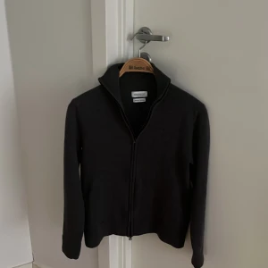 These glory days full zip  - Säljer denna full zip ifrån ”These glory Days” då den är för liten . Storlek S men skulle säga att den sitter mer som en Xs.  Pris kan diskuteras vid snabb affär!!