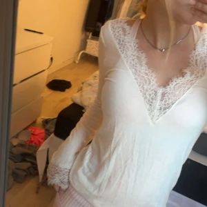 Vit spets intimismi tröja - Helt ny intimismi tröja med spets använd 1 gång skriv för fler bilder ordinarie pris 450☺️
