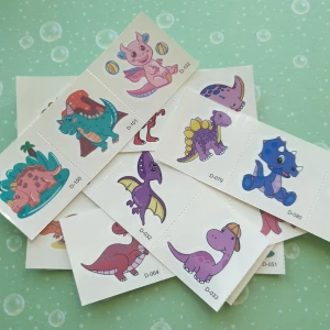 7st lila dinosaurier tatuering  - Tatuering/tattoo  Motiv: dinosaurier  Antal: 7st ark Storlek: ca 4×12cm Skick: nya/oanvända Tillfälliga tatueringar du sätter på kroppen med hjälp av vatten 