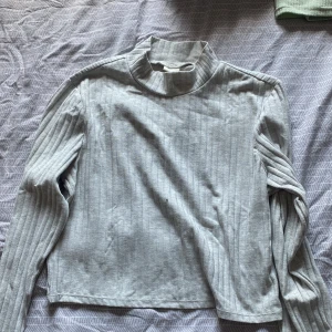 Tröja - Grå topp från hm som är lite kortare i magen. Storlek L men sitter mer som S\M