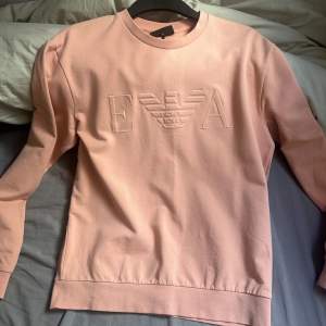 Armani sweatshirt i storlek S. Nypris 1500, knappt använd. Inga hål eller fläckar, bra skick
