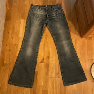Tja säljer ett par skit snygga bootcut jeans från Caltex made in Italy. Storleken är 33, men kan beskrivas som 32/34. Jeansen är i jätte bra skick och har snygga fickor. Skriv om du har några frågor ✍🏻🙌