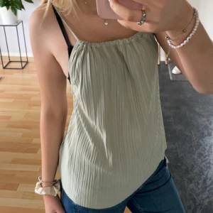 Grön topp - Grön topp som är plisserad och lite öppen i ryggen💕