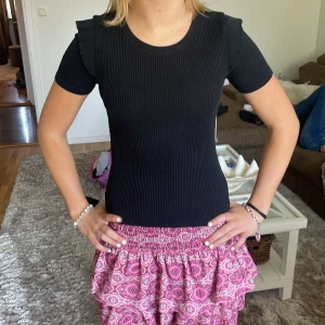 Tröja voulang  - Tröja med voulang från zara inte så mycket använda jätte fin till vad som hälsa helt som ny  💓