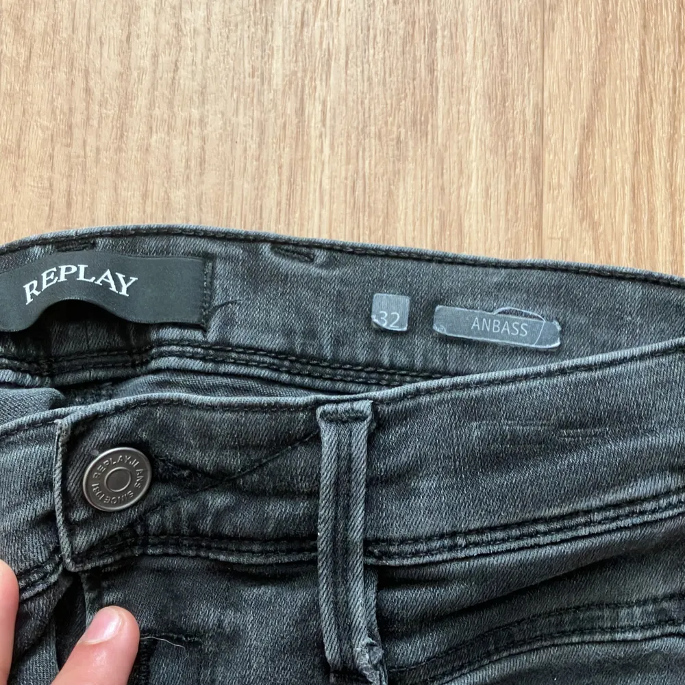 Populära replay anbass jeans säljs nu. I okej skick och i storlek 32/34 men passar även mindre storlekar. Väldigt skönt material som är hyperflex.. Jeans & Byxor.