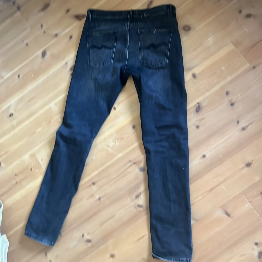 Snygga nudie jeans i storlek 32/34 Modellen är lean dean och färgen är black eyes 9/10 skick Kom gärna med bud!. Jeans & Byxor.