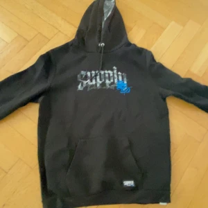 Supply and demand hoodie - Supply hoodie köpt på jd för 600, säljer för att ja aldrig använder. Skicket är bra o inte använd så ofta hör av er vid intresse eller fler bilder så löser vi🤙