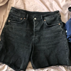 Shorts - Skitsnygga jeansshorts🌸dem sitter lite baggy på mig som är storlek xs s. Men dem är i storlek M💗💗