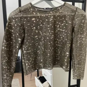 Säljer en gullig glittrig tunn tröja från Zara!