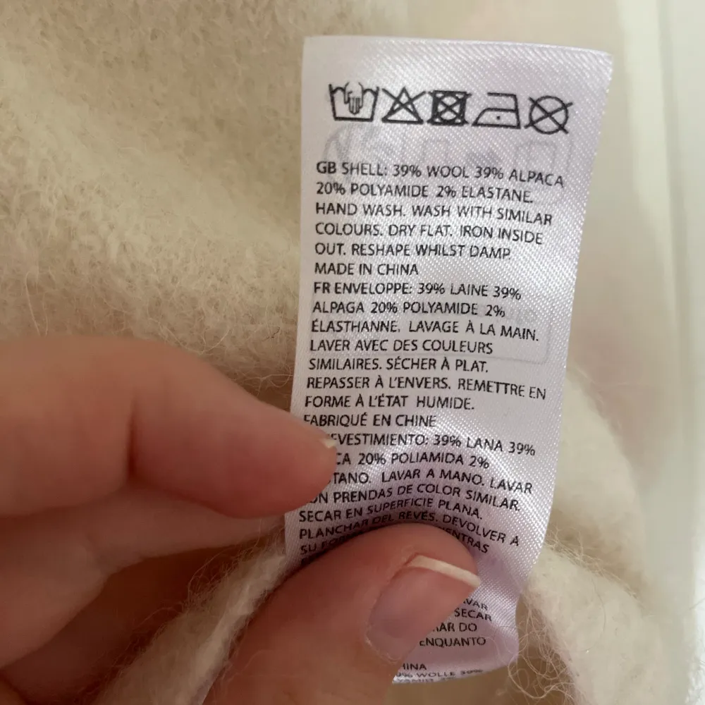 Krämvit tröja i ull/alpacka blandning ifrån NA-KD i storlek S. Endast använd och tvättad en gång. Nypris 799kr.. Stickat.