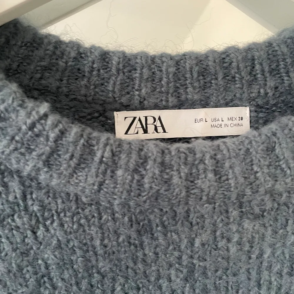 Säljer en blå stickad tröja från Zara använd 2 gånger som ny! . Stickat.