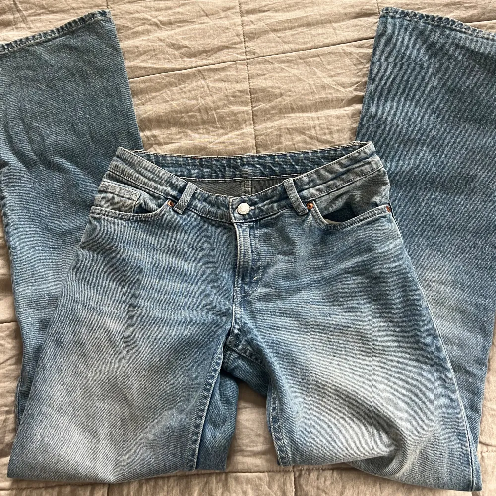 Säljer nu dessa jättefina mid straight jeans från monki. Köpt i somras och är knappt använda, osäker på storlek men passar mig som är 168💕💕. Jeans & Byxor.
