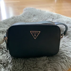 Guess väska  - !ÄKTA! Guess väska från zarlando. Den är som gott som ny och har använts ca 5 - 7 ggr! Pris kan diskuteras och för fler bilder är det bara att höra av sig!💗( tryck på köp nu via snabba köp! )