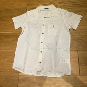 Shorta  - Fin vit kortärmad shorta, aldrig använd, fraktas via instabox, köparen betalar för frakt 📦, pris kan diskuteras.