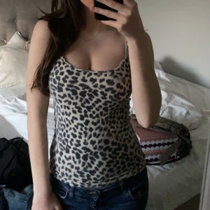 Linne - Jätte snyggt leopard mönstrat linne från Zara, linnet är i bra skick🫶🏻