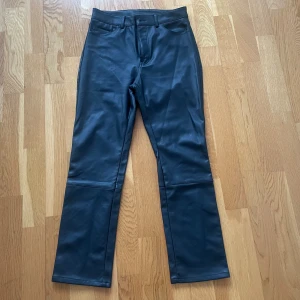 Svarta skinnbyxor stl 38 men mer som S från H&M  - Skinnbyxor stl M men mer som S från H&M i bra skick 150 kr, köparen står för frakten 