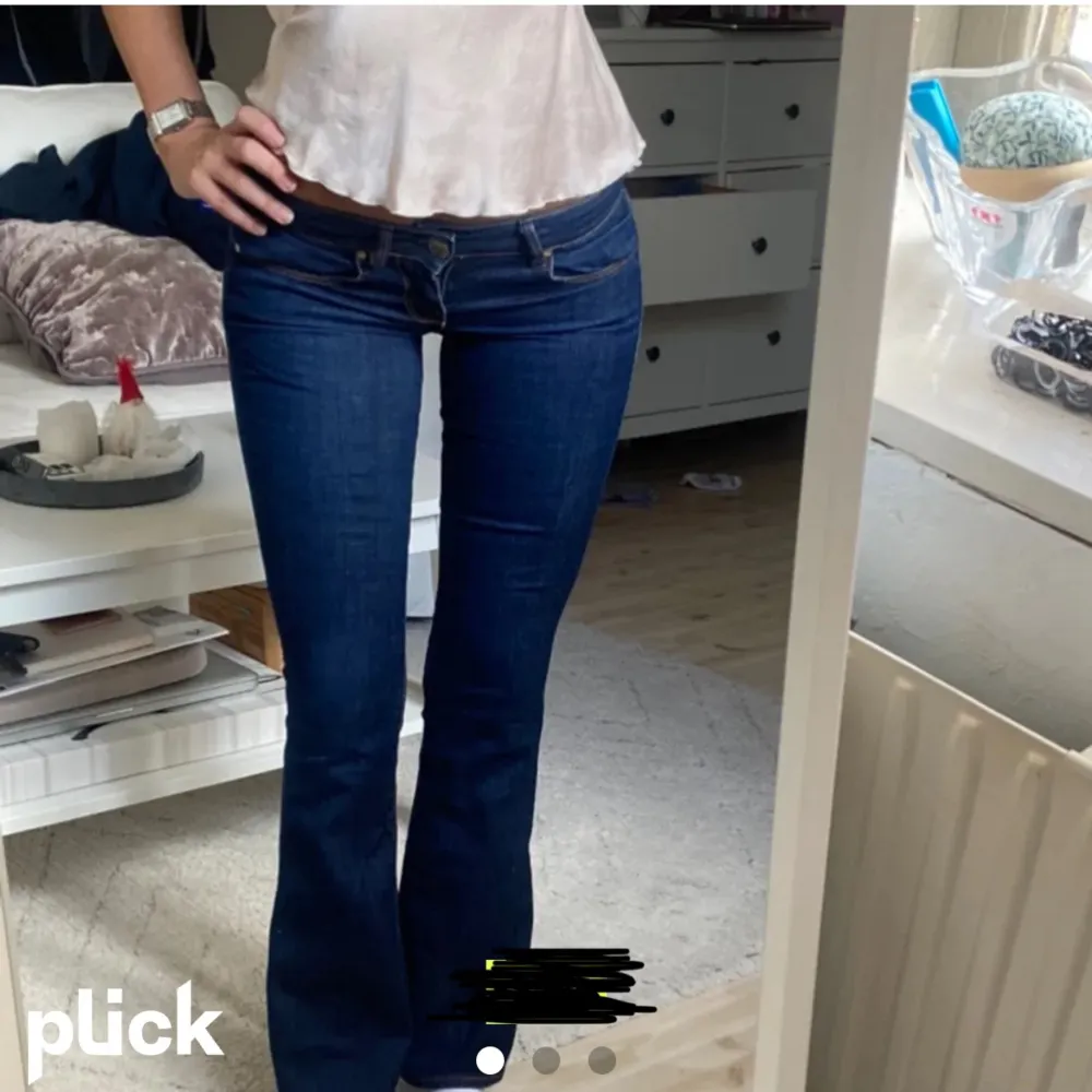 Guess jeans köpte här från Plick, bilderna är lånade. Säljaren sa att midjemått måttet är 37 och längden passade perfekt på 168. Ganska tighta på låren rekommenderar inte jeansen om man har större lår. Inga defekter och är i bra skick. Jeans & Byxor.