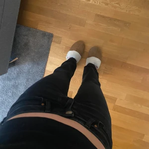 Low waist jeans - Low waist jeans från bikbok. Är använda men i bra skick💞