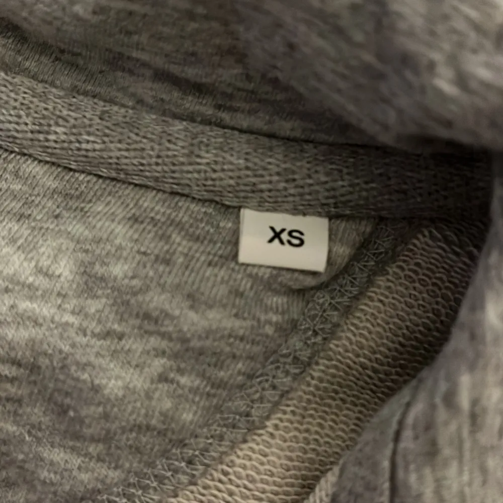 Revenite zip up hoodie XS. Skick 9,5/10. Köpt ifrån revenite pop up store. Skriv om ni har några frågor. Pris går att diskutera. . Hupparit & Collegepaidat.