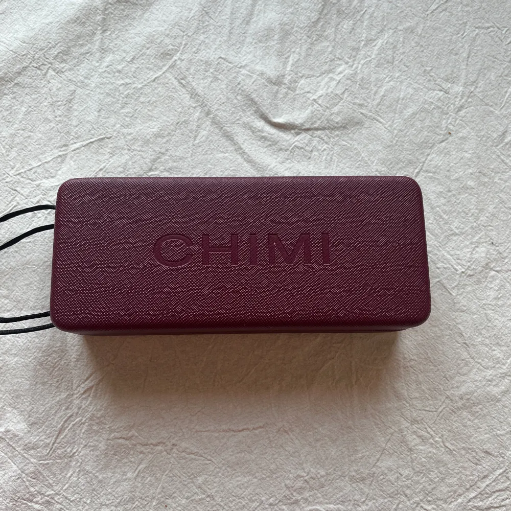 CHIMI Lilith sunglasses in colour “wine”. Perfect condition, hardly worn. Comes with soft pouch & hard CHIMI case in the limited wine colour . Övrigt.