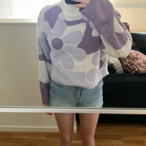Lila blommig långärmad  - Jätte bra skick använd Max fem gånger från h&m sorlek XS men jag är S och kan använda den