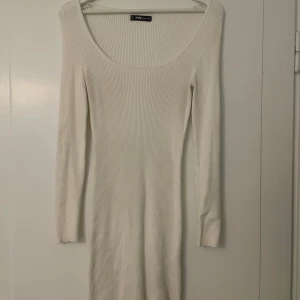 Stickad klänning - New Yorker - Säljer denna stickade klänning ifrån New Yorker!❤️ Använd fåtal gånger men är i gott skick.  Klänningen är kort med en liten slits på ena sidan. *Tvättas Alltid* 