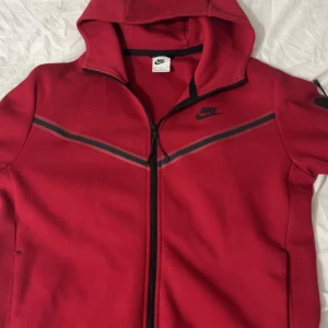 Nike tech fleece - Storlek m skick 10-10 säljer den för att den är för stor på mig 