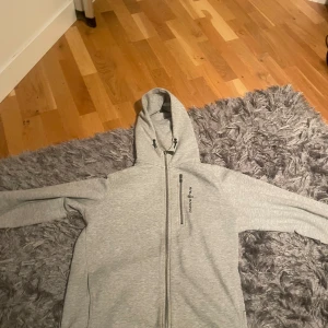Sail racing hoddie  - Använd runt 3 gånger men den är för liten för mig