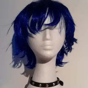En mörkblå peruk som var köpt till en cosplay. 