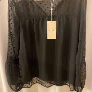 Svart blus  - Säljer min jätte fina blus från vila❤️ jag säljer den då den är lite stor på mig, blusen är aldrig använd och har lappen kvar❤️Nypris 349kr