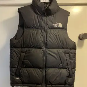 Västen är köpt i Stockholm på North Face affär, den är väl använd men är fortfarande riktigt nice Nypris: 2899kr