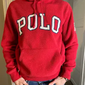 Säljer denna röda Ralph Lauren hoodie storlek S. Hör av er vid frågor och funderingar.