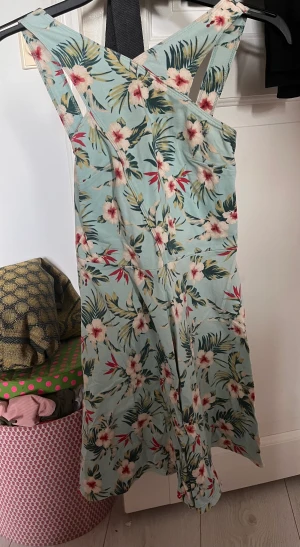 Criss cross summer dress - Cute summer dress from Hollister in great condition. Only worn once. Size S. Price can be discussed.