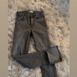 Jeans - Zara - Gråa utsvängda jeans ifrån Zara med slits. Ej slitna då jag inte använt dem mycket, säljer pågrund av att de är för små. Storlek 34.🤍