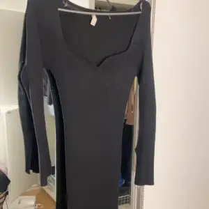 En svart stickad klänning från Chelsea , använd 2/3 gånger och i väldigt bra skick, inga defekter. Priset kan diskuteras! Xs/s, för bättre bilder skriv i dm  