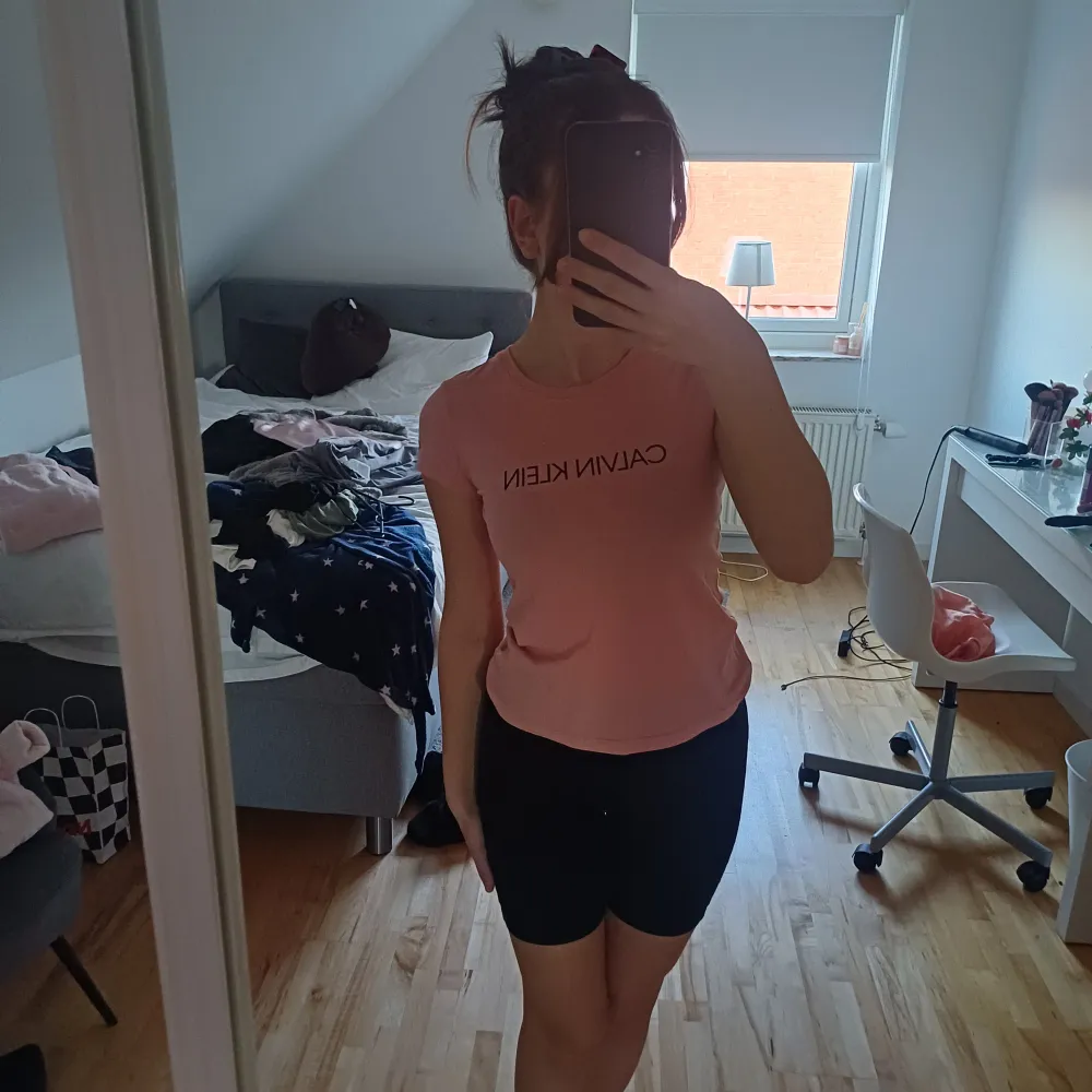 Jätte söt calvin klein tshirt i rosa och svart, knappt använd.. T-shirts.