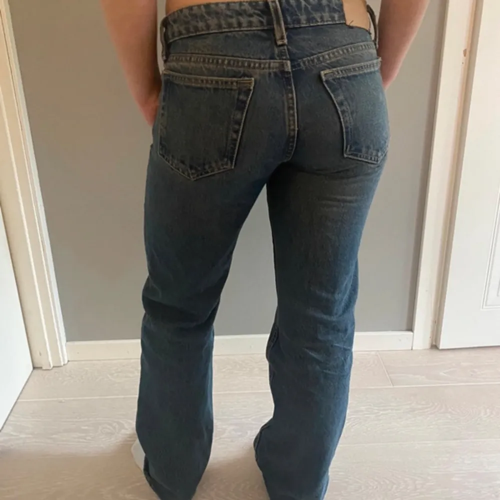 Weekday arrow jeans lågmidjade, storlek 24/30! Jätte snygga men får tyvärr ingen användning av de 💘💘💘. Jeans & Byxor.