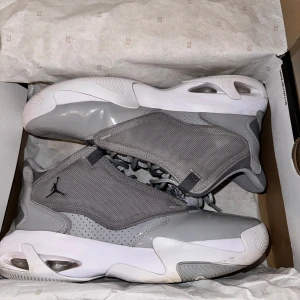 Jordan max aura 4  - Säljer ett par riktigt shyssta jordans i väldigt fint skick, dom är använd men har använts väldigt försiktigt, väljer att sälja för att göra rum för nya skor i kollektionen. Vid frågor hör av er! Skorna är självklart äkta