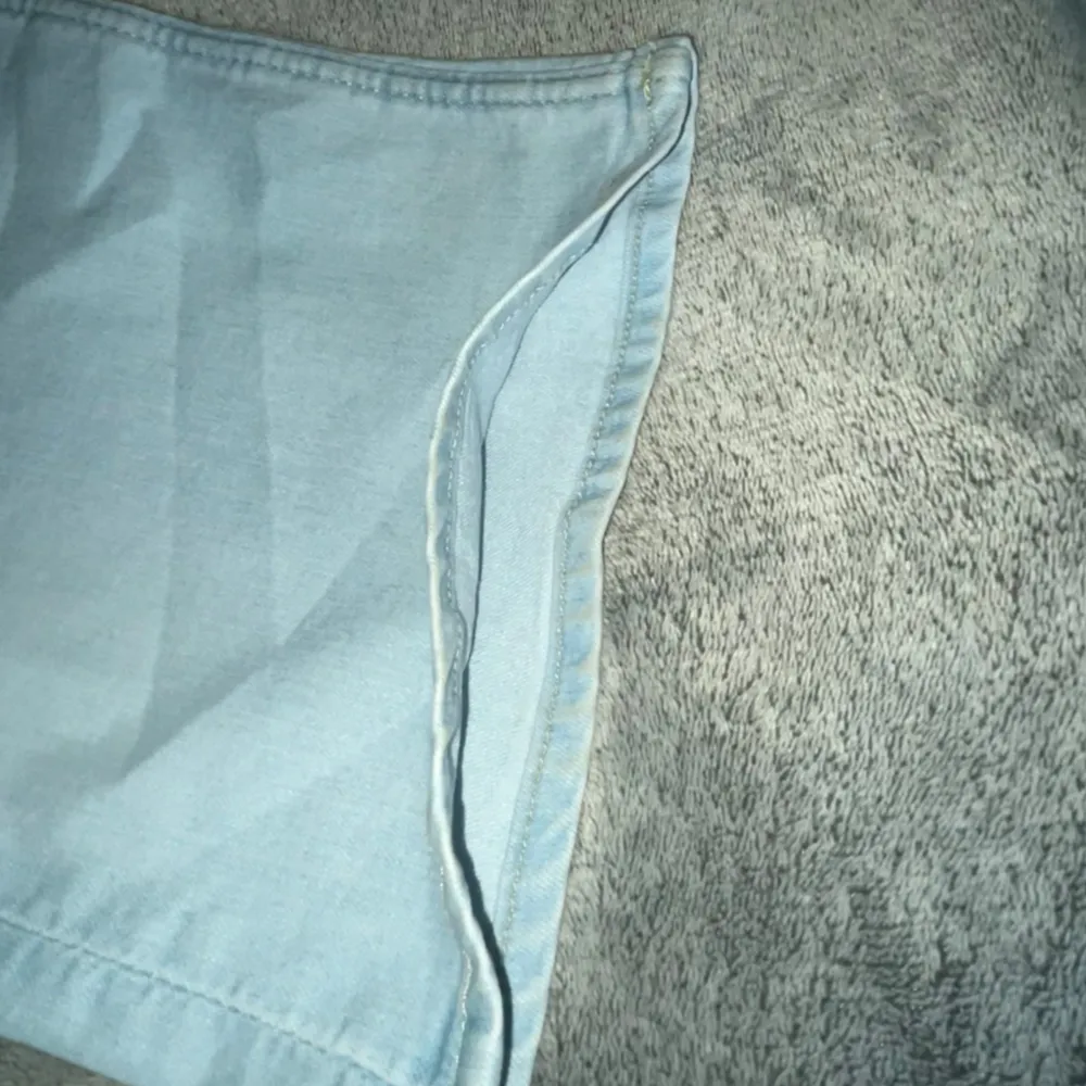 Säljer dessa jeans ifrån hm i storlek 170/34. Köpta ifrån barnavdelningen men jag har 34 i byxor och passar mig perfekt. Köpte dessa byxorna för någon vecka sedan så är sprillans nya, använda 1 gång säljer pga gillade inte ljusblåa jeans på mig 💕. Jeans & Byxor.